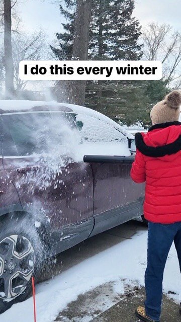dailyoriginalvids 게시물 이미지: Jeff’s mom (aka grandma) uses a leaf blower to...