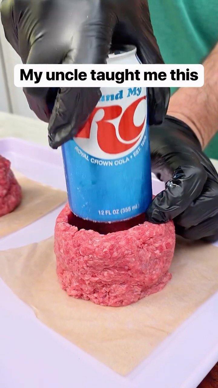 dailyoriginalvids 게시물 이미지: Juicy stuffed cheeseburgers made easy in the...