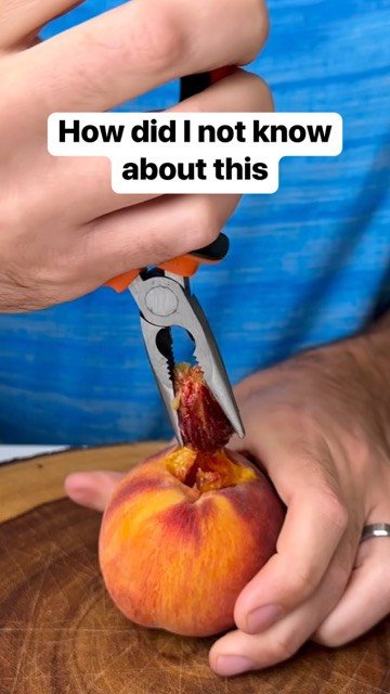 dailyoriginalvids 게시물 이미지: Simple way to remove peach seeds #peaches...