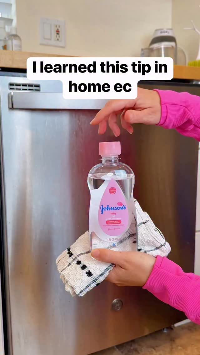 dailyoriginalvids 게시물 이미지: I use a little baby oil to shine up my...