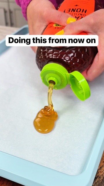 dailyoriginalvids 게시물 이미지: Deliciously easy peach turnovers 🍯🍑 #honey...