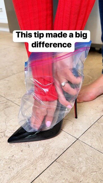 dailyoriginalvids 게시물 이미지: I use ice to help stretch tight shoes for a...