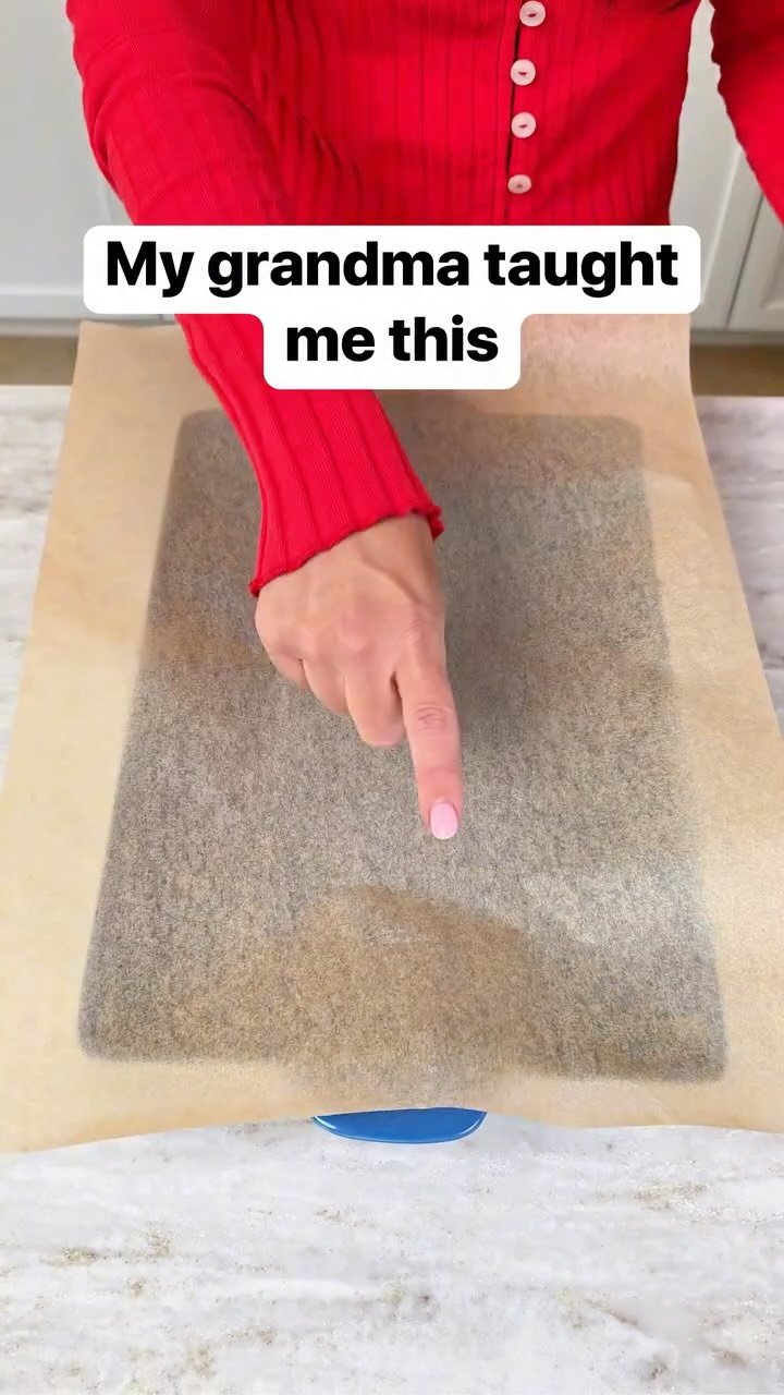 dailyoriginalvids 게시물 이미지: Simple way to fold parchment paper to fit a...
