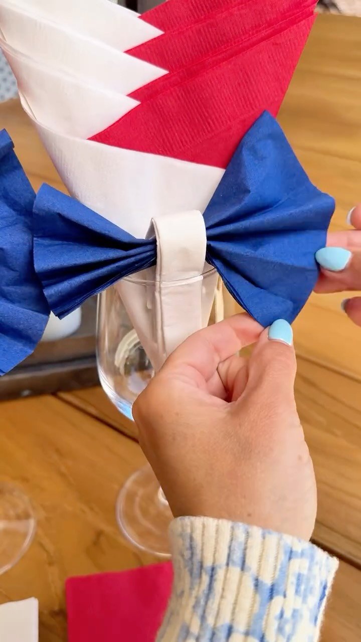 dailyoriginalvids 게시물 이미지: How you create a festive napkin display for...
