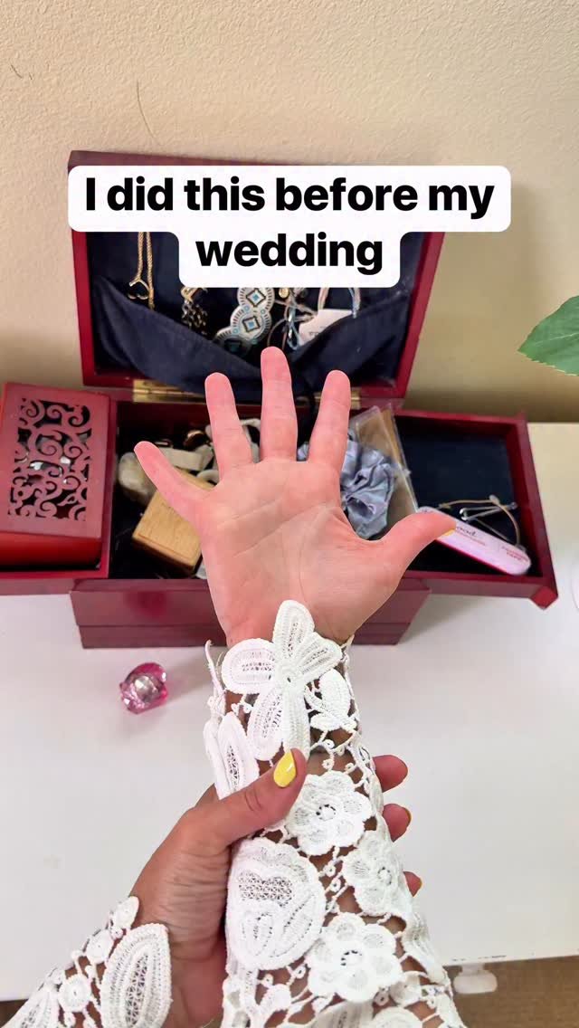 dailyoriginalvids 게시물 이미지: I used fashion tape to temporarily cover my...