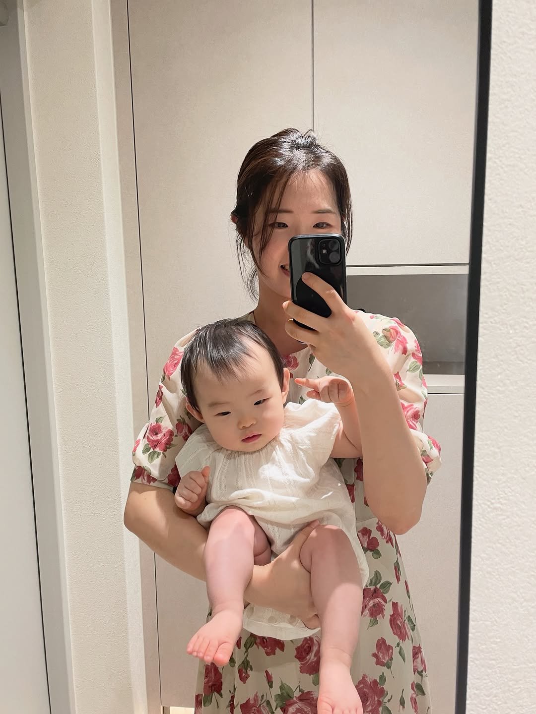 Photo by 다인맘 • 육아정보 • 꿀팁 on August 12, 2025. May be an image of 2 people, baby and text.