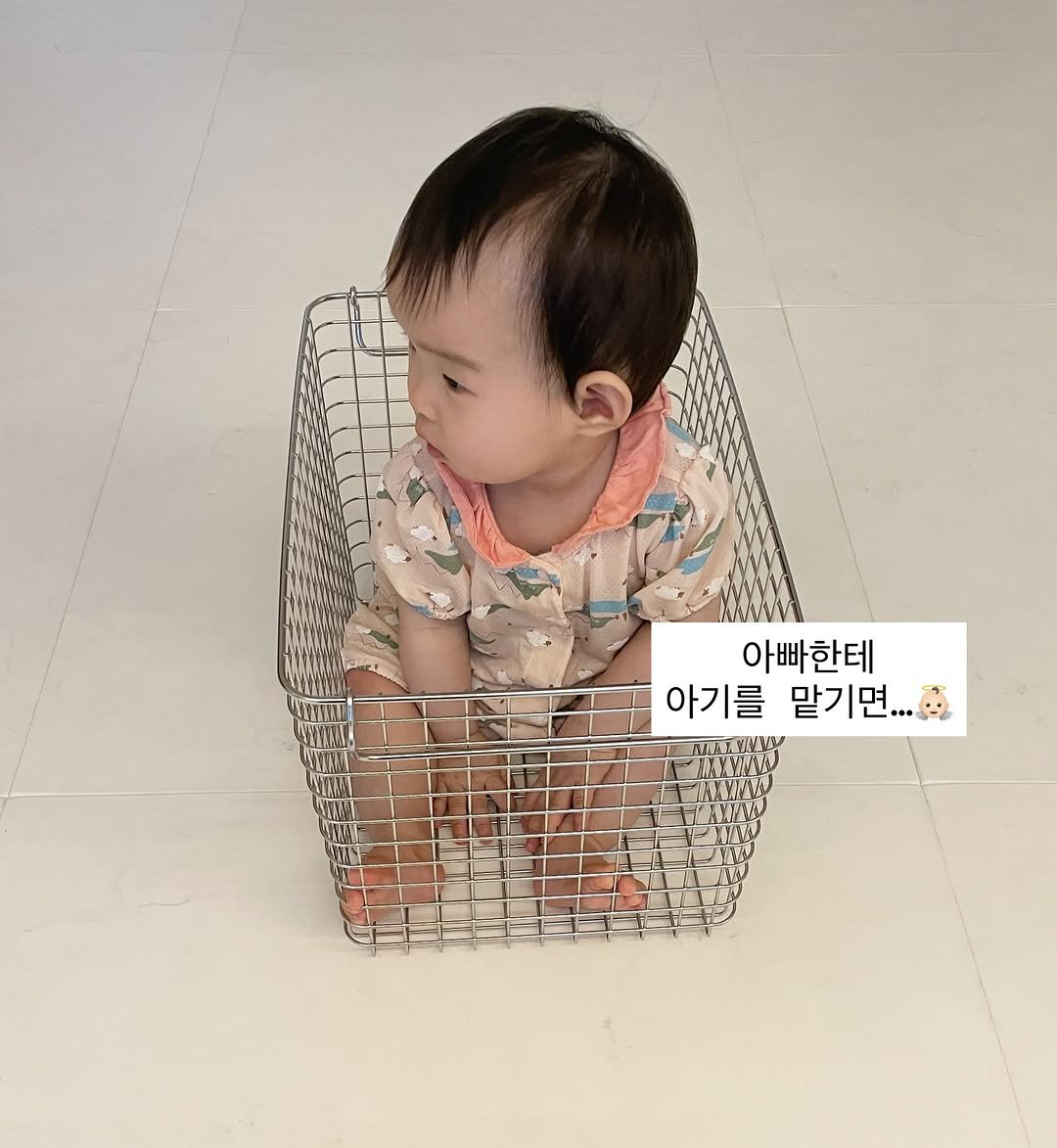 Photo by 다인맘 • 육아정보 • 꿀팁 in Seoul, Korea. May be an image of 1 person, baby, playpen, baby bed, buggy, basket, shopping cart, hamper and text that says '아빠한테 아기를 맡기면...'.