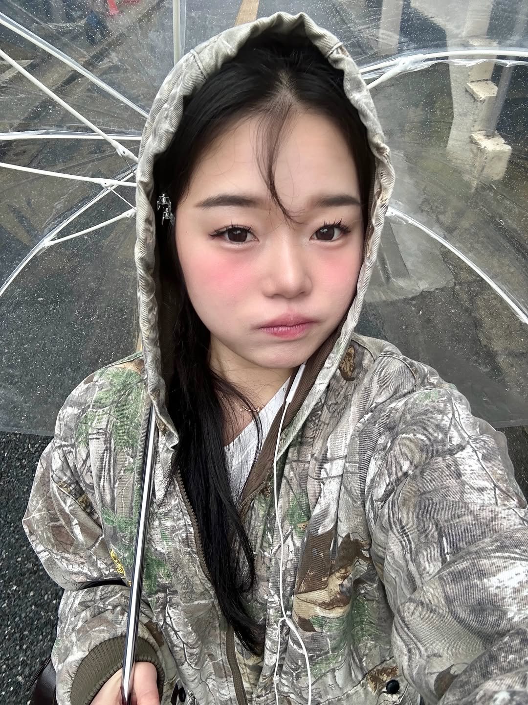 Photo by DAISY 솔이 on January 16, 2026. May be an image of raincoat, parka, military uniform, umbrella and parasol.