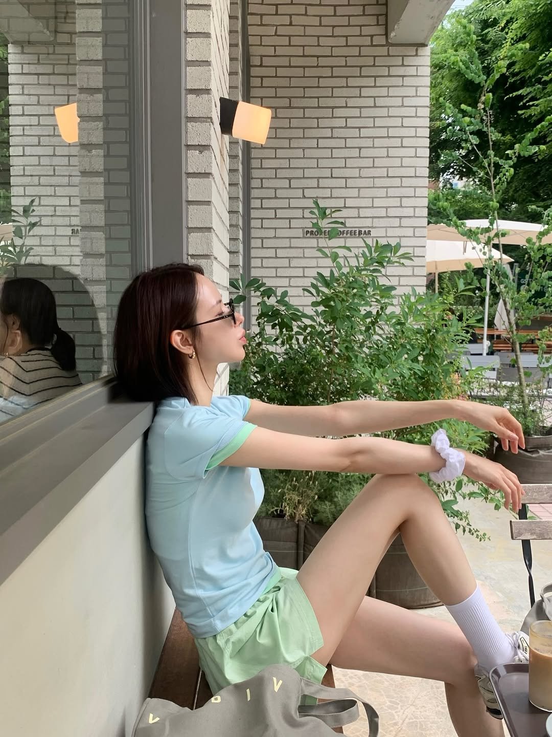 daisysoo_s 게시물 이미지: 오늘 비 예보 있으니까 
시원하게 입어야지 해놓고
나가는 길에 세차하고 있는 사람...