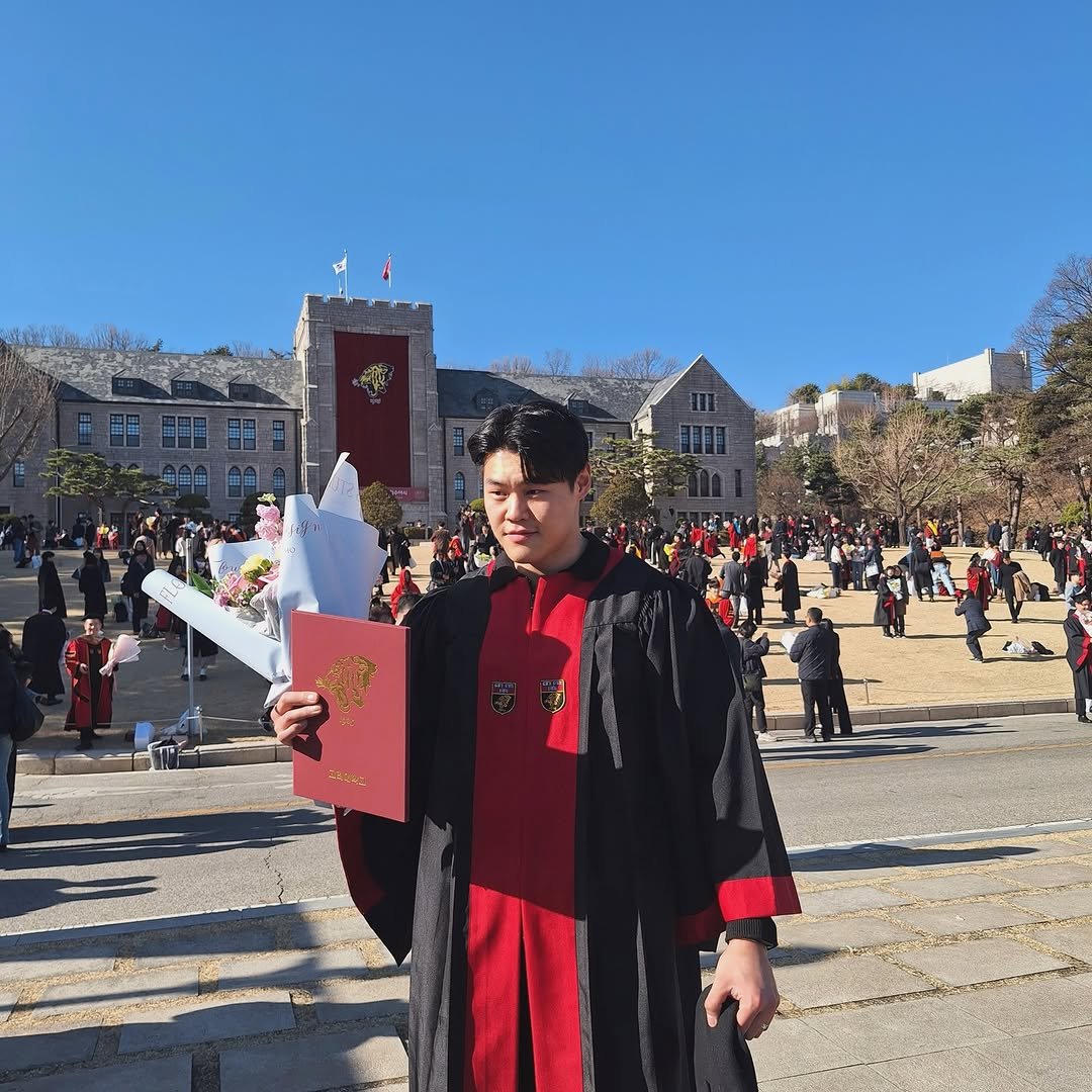 daiwonkim_ 게시물 이미지: NEW CHAPTER 시작! 😤

같이 따라오고 축하해준 부모님과 내새꾸,
저 몰래...