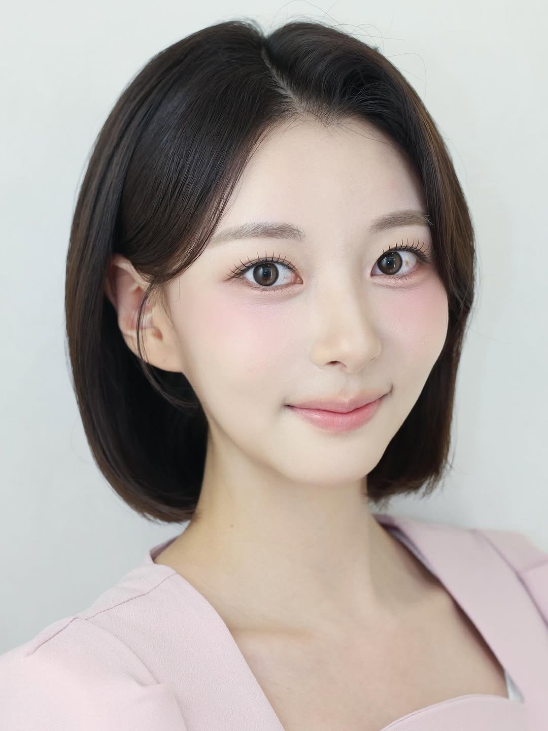 Photo shared by 강남메이크업 압구정메이크업 청담메이크업 메이크업레슨 𝗗𝗔𝗞𝗬𝗢 청담점, 청담본점 대표원장 on August 25, 2025 tagging @dakyo__official, and @dakyo_soi. May be an image of 1 person, makeup, hair and text.