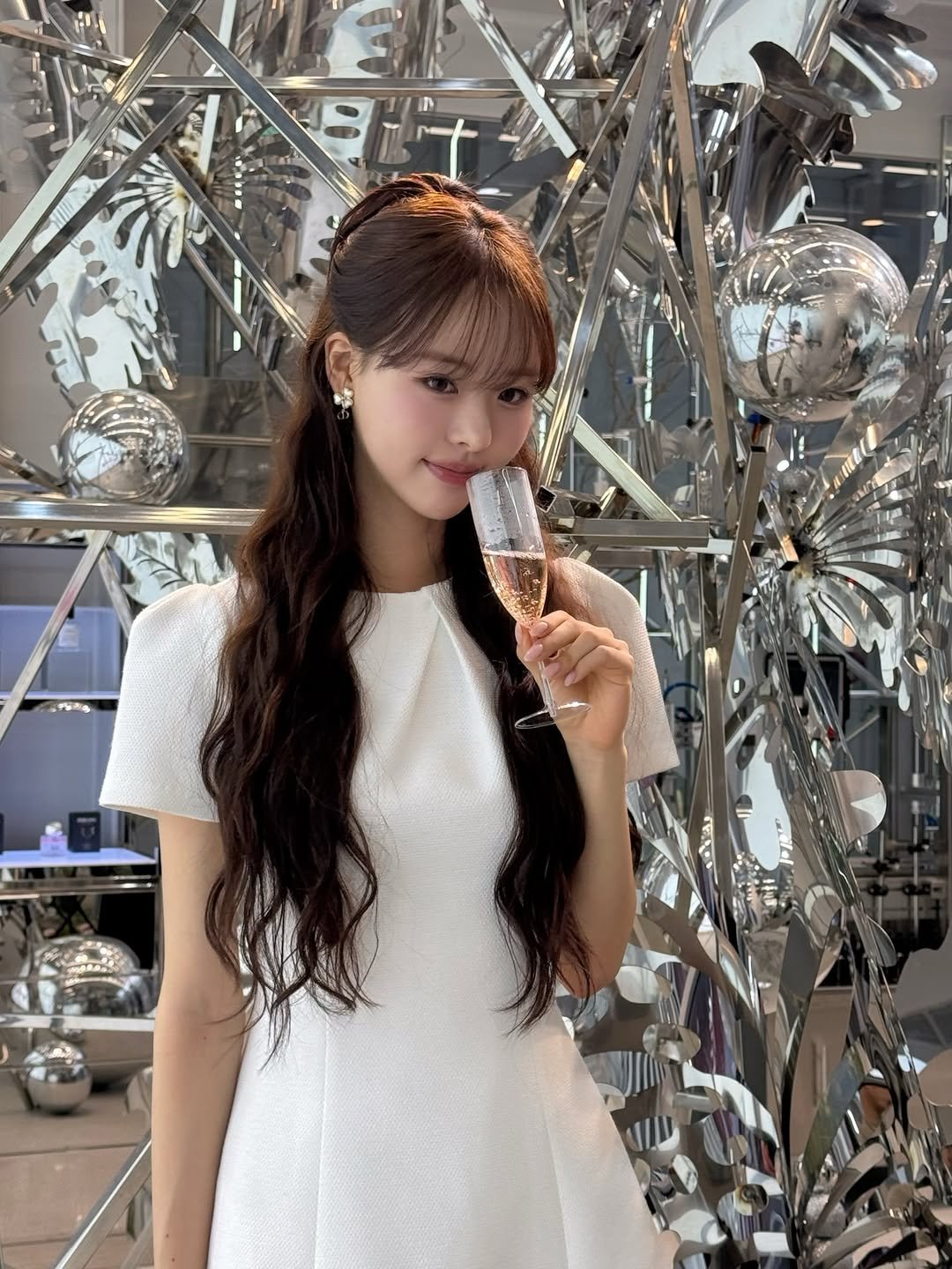 Photo shared by 강남메이크업 압구정메이크업 청담메이크업 메이크업레슨 𝗗𝗔𝗞𝗬𝗢 청담점, 청담본점 대표원장 on April 13, 2026 tagging @dakyo_hwai, and @dakyo__official. May be an image of one or more people, hair, dress and text.