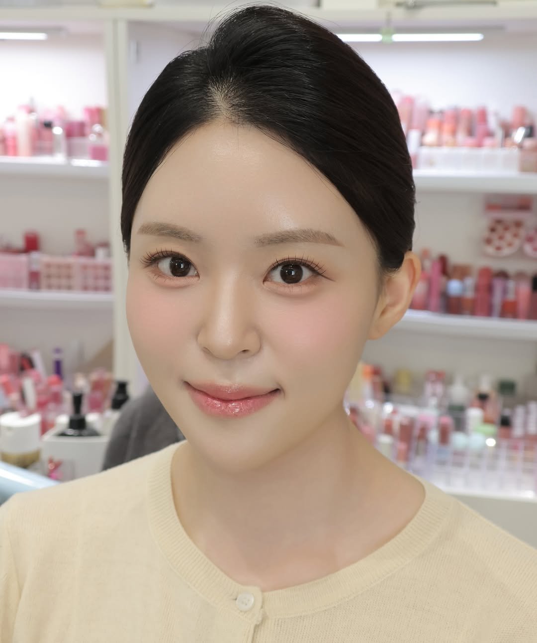 Photo by 강남메이크업 압구정메이크업 청담메이크업 메이크업레슨 𝗗𝗔𝗞𝗬𝗢 청담점, 청담본점 대표원장 in 청담동 with @dakyo__official. May be an image of one or more people, braids, makeup, lipstick and text.