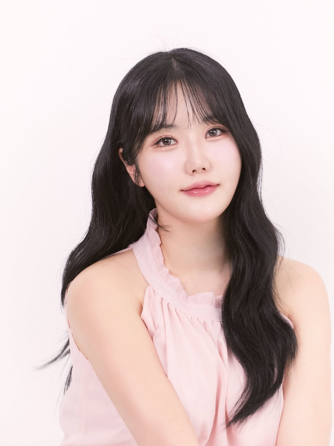 Photo shared by 강남메이크업 압구정메이크업 청담메이크업 메이크업레슨 𝗗𝗔𝗞𝗬𝗢 청담점, 청담본점 대표원장 on August 14, 2025 tagging @dakyo__official, and @dakyo_soi. May be an image of 1 person, hair and text.