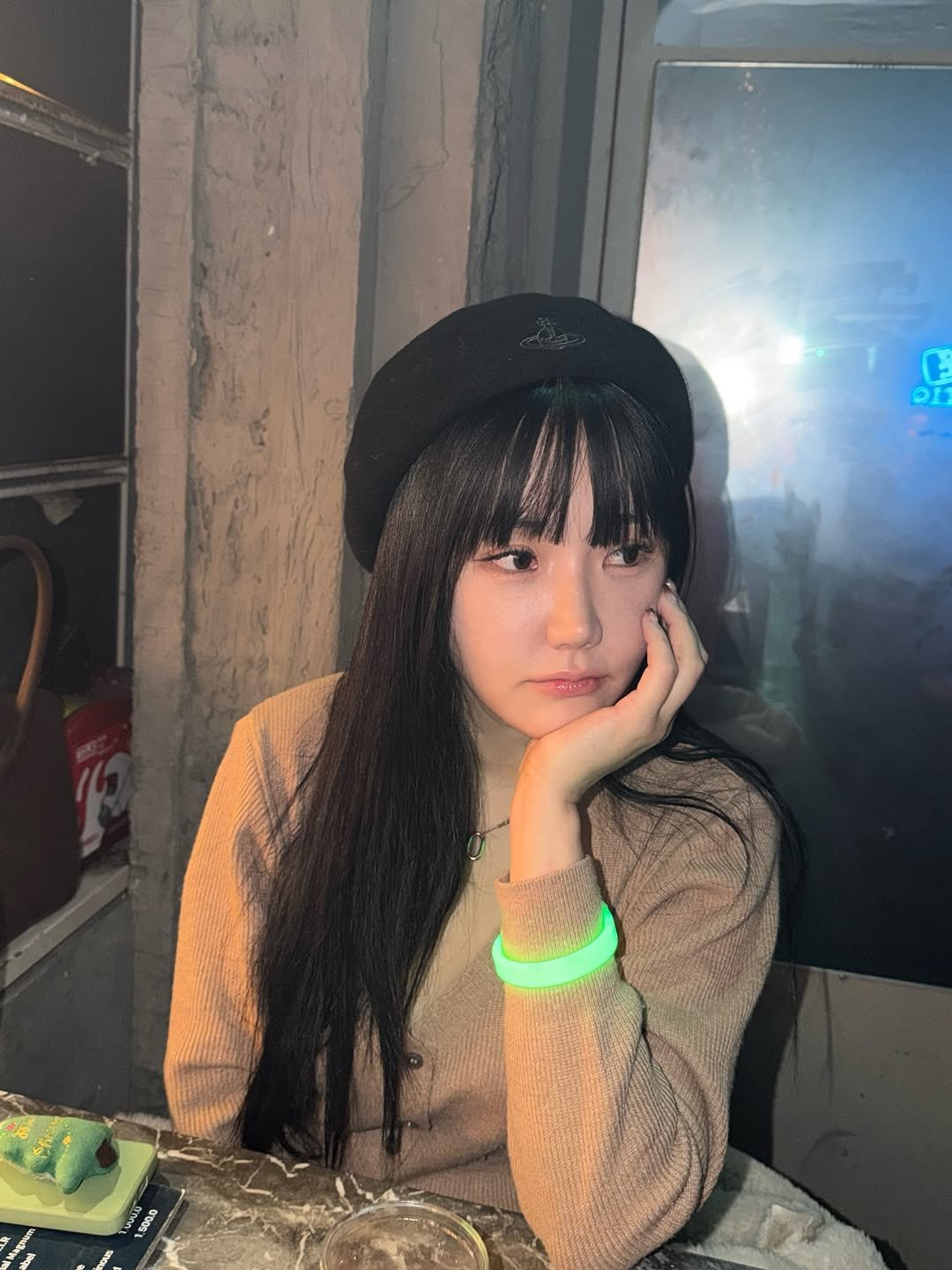 Photo by 강남메이크업 압구정메이크업 청담메이크업 메이크업레슨 𝗗𝗔𝗞𝗬𝗢 청담점, 청담본점 대표원장 on December 28, 2025. May be an image of one or more people, hair, hat, beret, top, night and text.