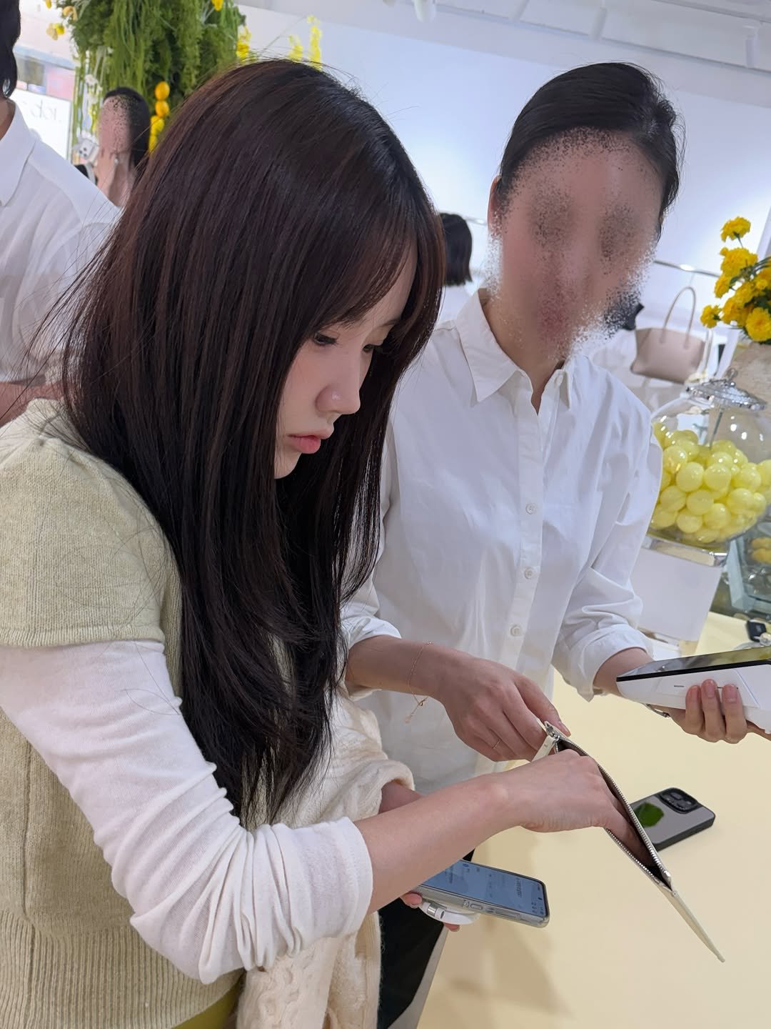 Photo shared by 강남메이크업 압구정메이크업 청담메이크업 메이크업레슨 𝗗𝗔𝗞𝗬𝗢 청담점, 청담본점 대표원장 on April 26, 2026 tagging @soyou_z, and @sartu.official. May be an image of one or more people, hair and text.