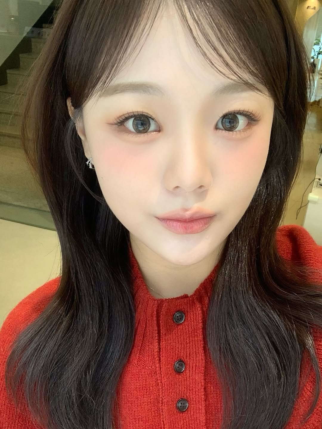 Photo shared by 강남메이크업 압구정메이크업 청담메이크업 메이크업레슨 𝗗𝗔𝗞𝗬𝗢 청담점, 청담본점 대표원장 on September 28, 2025 tagging @dakyo__official, and @dakyo_soi. May be an image of 1 person, hair and text.