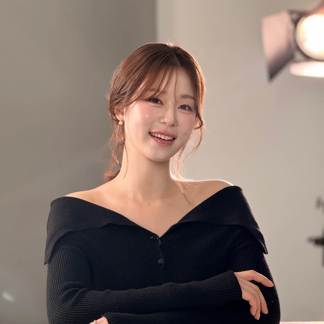 Photo shared by 강남메이크업 압구정메이크업 청담메이크업 메이크업레슨 𝗗𝗔𝗞𝗬𝗢 청담점, 청담본점 대표원장 on August 18, 2025 tagging @dakyo__official. May be an image of 1 person, hair, makeup, top and text.