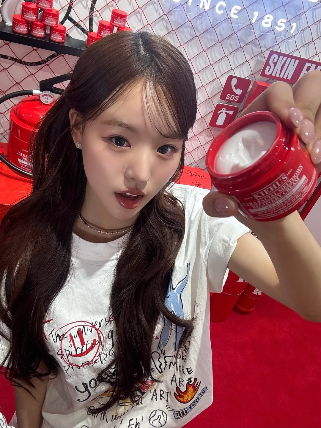 Photo shared by 강남메이크업 압구정메이크업 청담메이크업 메이크업레슨 𝗗𝗔𝗞𝗬𝗢 청담점, 청담본점 대표원장 on April 15, 2026 tagging @dakyo_hwai, and @dakyo__official. May be an image of ‎one or more people, hair, hair product, hand cream and ‎text that says '‎) CE1851 CE18511 18510 SKIN SoS RE ر や ART‎'‎‎.