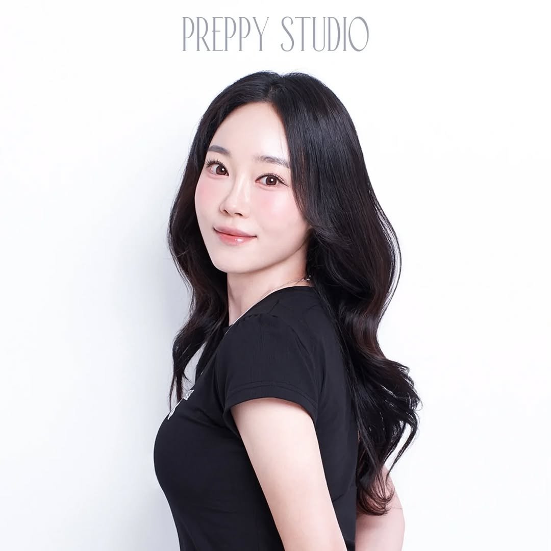 Photo shared by 강남메이크업 압구정메이크업 청담메이크업 메이크업레슨 𝗗𝗔𝗞𝗬𝗢 청담점, 청담본점 대표원장 on August 26, 2025 tagging @dakyo__official. May be an image of 1 person, hair, makeup, pie, top and text that says 'PREPPY STUDIO'.