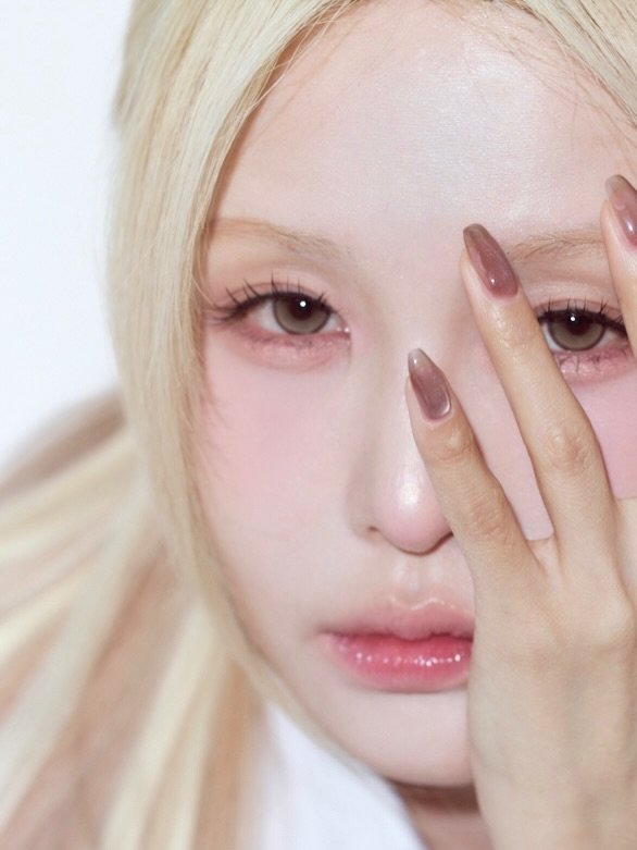 Photo shared by 강남메이크업 압구정메이크업 청담메이크업 메이크업레슨 𝗗𝗔𝗞𝗬𝗢 청담점, 청담본점 대표원장 on January 06, 2026 tagging @dakyo__official. May be a closeup of one or more people, hair, makeup and text.