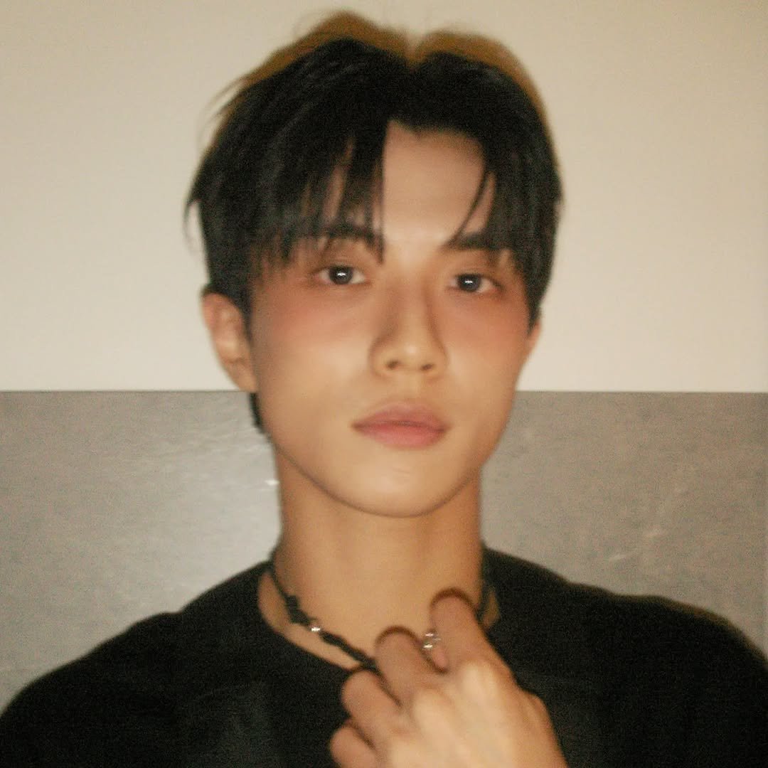 Photo shared by 강남메이크업 압구정메이크업 청담메이크업 메이크업레슨 𝗗𝗔𝗞𝗬𝗢 청담점, 청담본점 대표원장 on August 14, 2025 tagging @dakyo_youjeong, and @dakyo__official. May be an image of 1 person, bangs, bolo tie and text.