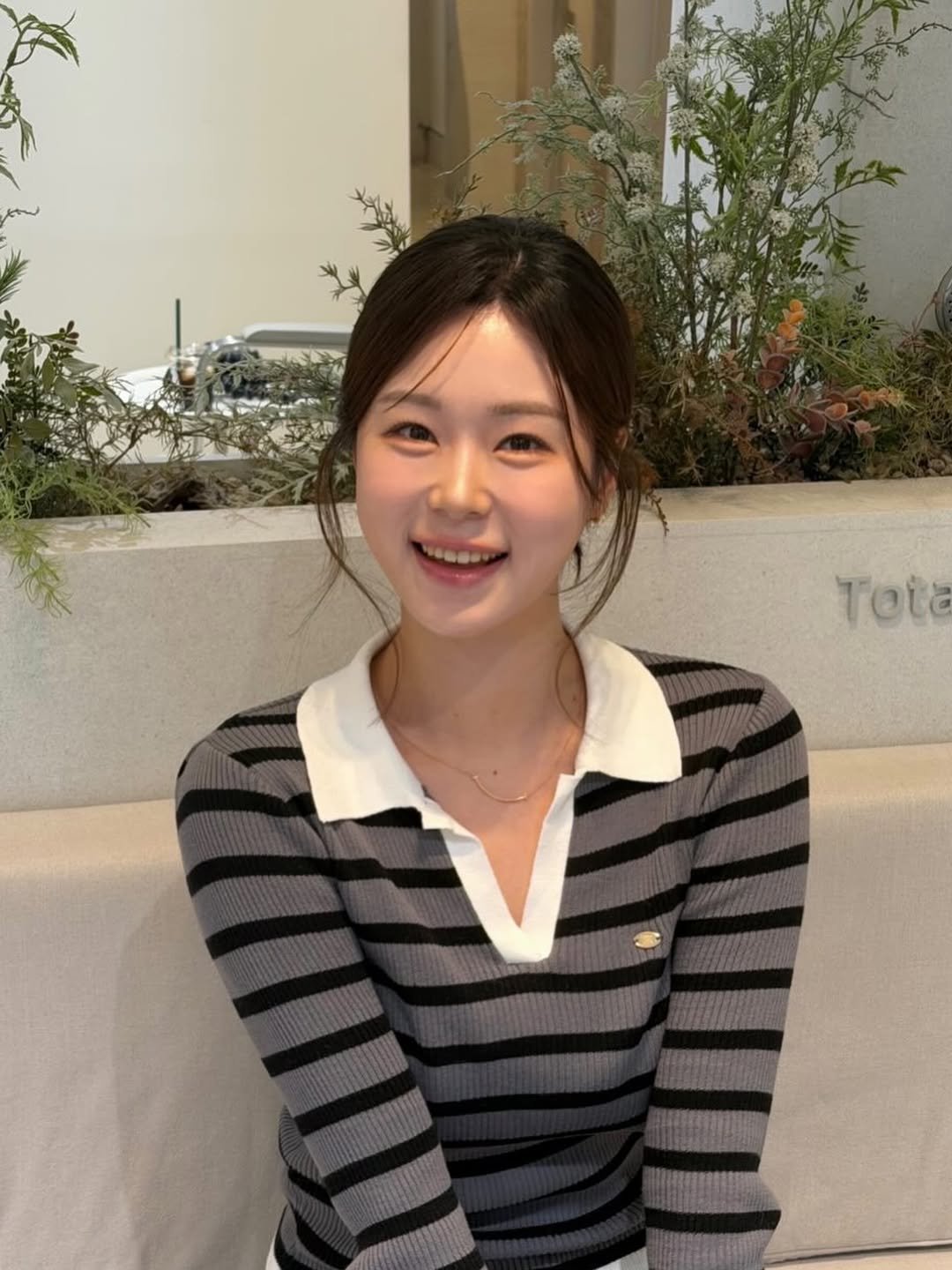 Photo shared by 다교 청담 화이 팀장 | 청담미용실 하이레이어드컷 레이어드컷 매트브라운 on November 30, 2025 tagging @dakyo_makeup, and @dakyo__official. May be an image of one or more people, hair, top, cornflower and text.