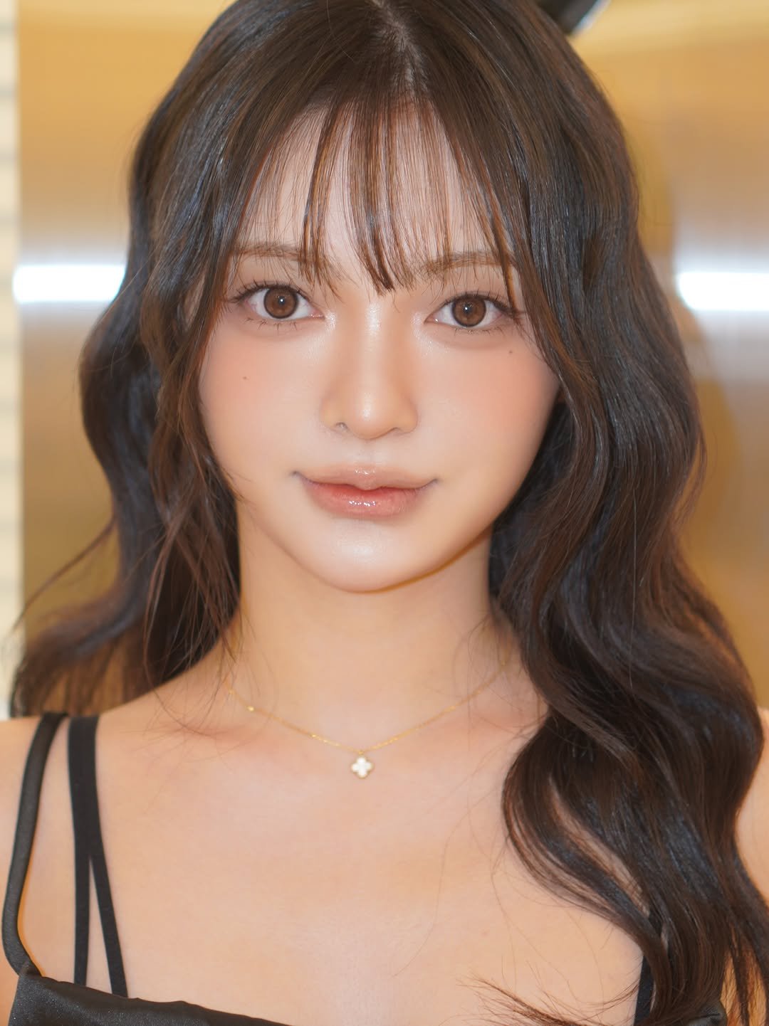 Photo shared by 강남메이크업 압구정메이크업 청담메이크업 메이크업레슨 𝗗𝗔𝗞𝗬𝗢 청담점, 청담본점 대표원장 on November 27, 2025 tagging @dakyo_hwai, and @dakyo__official. May be a closeup of one or more people, hair and text.