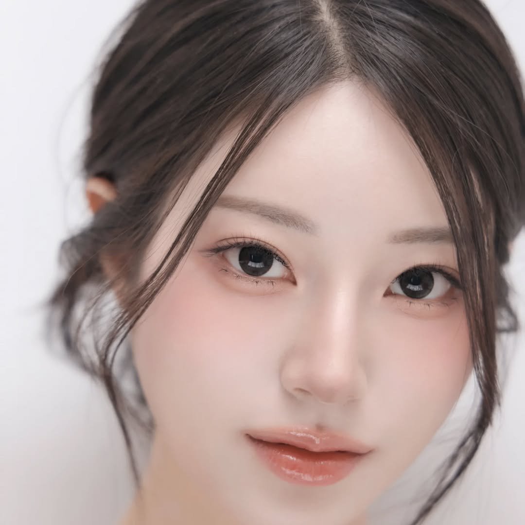 Photo shared by 강남메이크업 압구정메이크업 청담메이크업 메이크업레슨 𝗗𝗔𝗞𝗬𝗢 청담점, 청담본점 대표원장 on November 24, 2025 tagging @dakyo__official, and @dakyo_soi. May be a closeup of one or more people, braids, makeup and text.