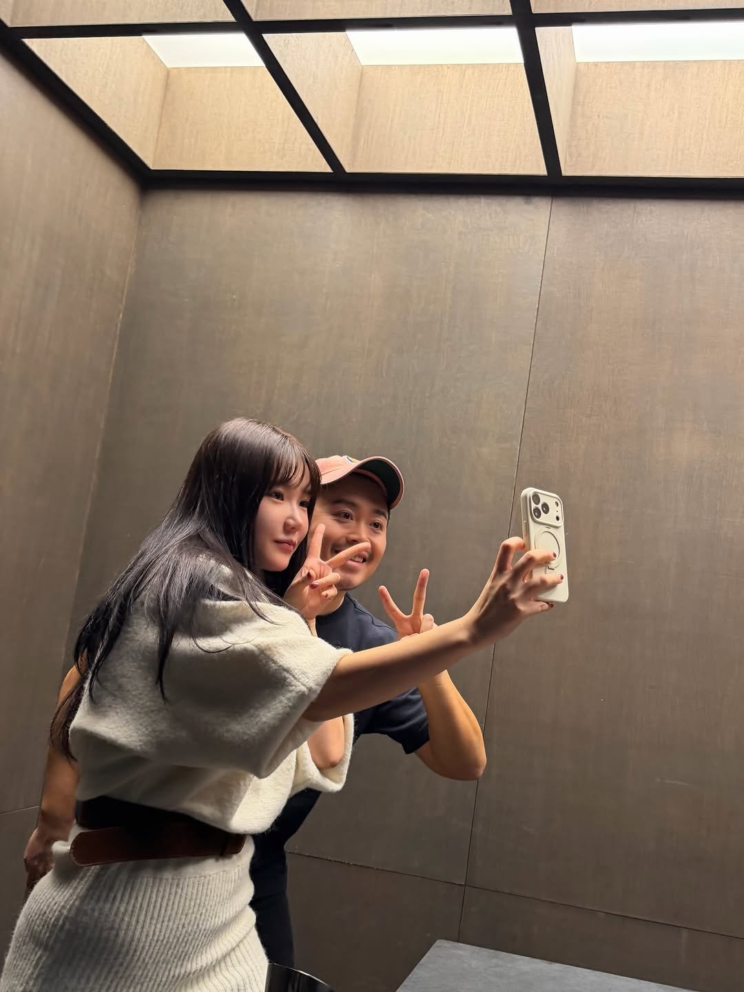 Photo by 강남메이크업 압구정메이크업 청담메이크업 메이크업레슨 𝗗𝗔𝗞𝗬𝗢 청담점, 청담본점 대표원장 on January 14, 2026. May be a selfie of one or more people, hair, mirror and text.