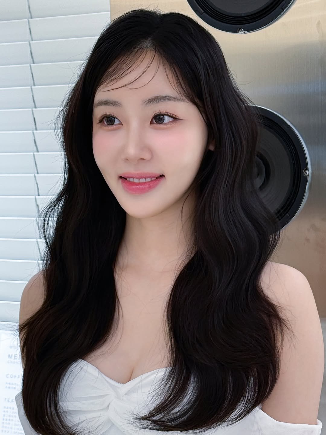 Photo shared by 강남메이크업 압구정메이크업 청담메이크업 메이크업레슨 𝗗𝗔𝗞𝗬𝗢 청담점, 청담본점 대표원장 on October 04, 2025 tagging @dakyo__official, and @dakyo_soi. May be an image of 1 person, braids, long hair and text.
