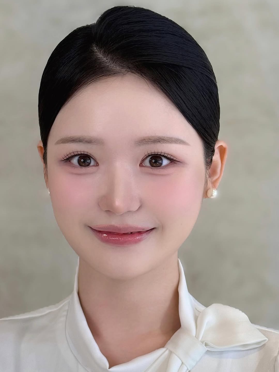 Photo shared by 다교 청담 선민쌤 🎀 | 강남메이크업 청담메이크업 승무원메이크업 메이크업레슨 on November 10, 2025 tagging @dakyo__official. May be an image of one or more people, braids and text.