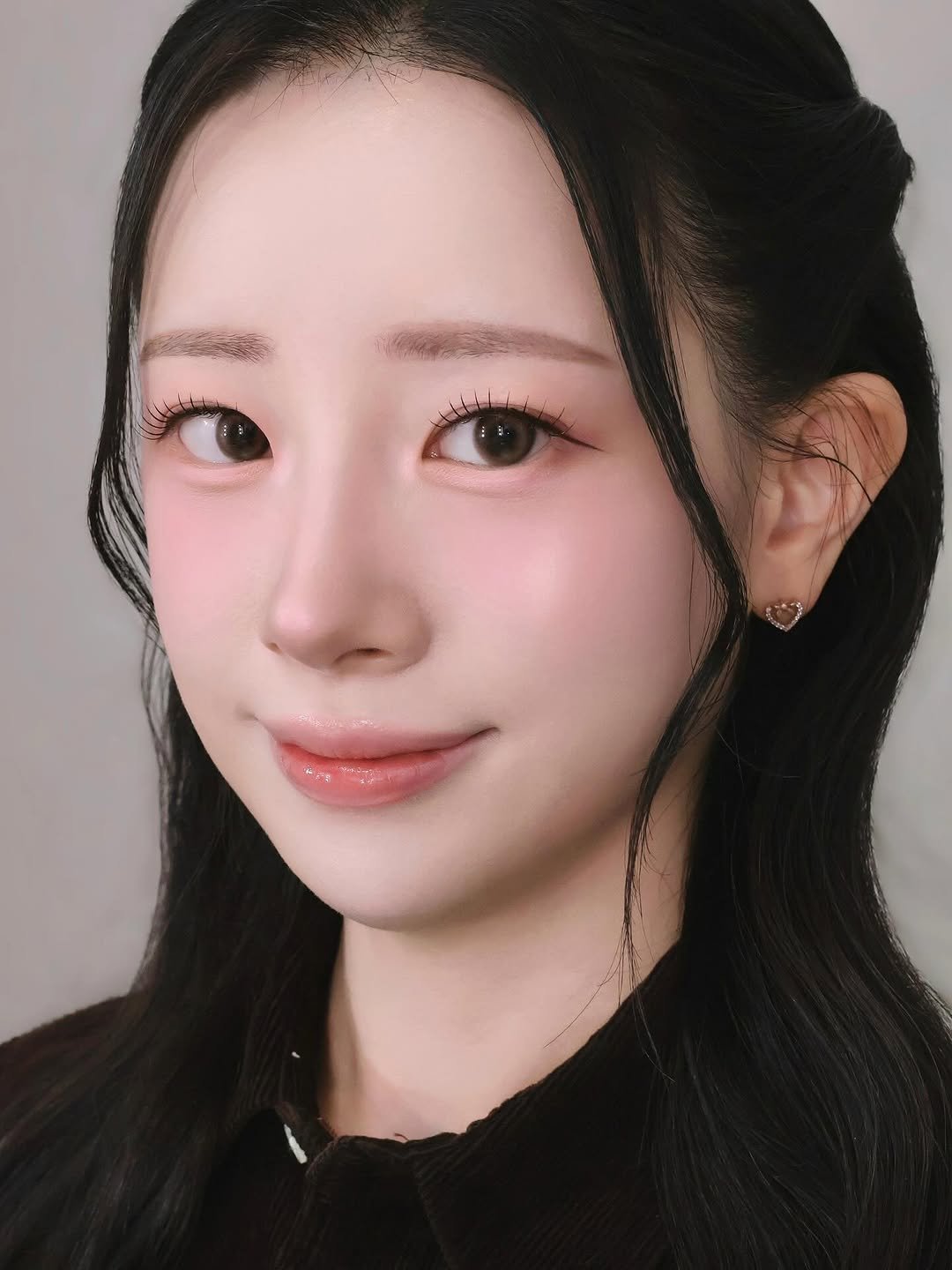 Photo shared by 다교 청담 선민쌤 🎀 | 강남메이크업 청담메이크업 승무원메이크업 메이크업레슨 on January 13, 2026 tagging @dakyo_youjeong, and @dakyo__official. May be a closeup of one or more people, hair and text.