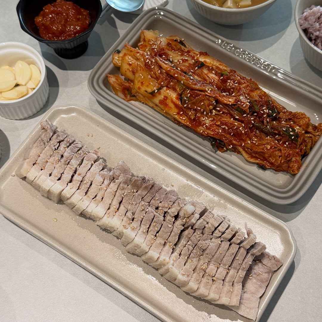 daldal._.table 게시물 이미지: 엄마 김장김치에 모닝수육 해먹기🐷
주말 아침부터 돼지런한 달달쀼>.<