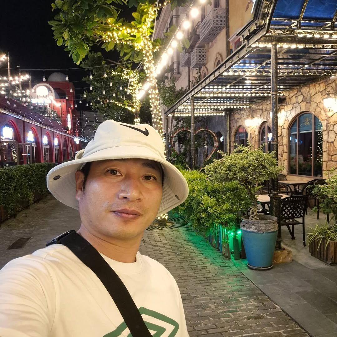 Photo by 장근필 on September 17, 2025. May be an image of 1 person, hat and street.