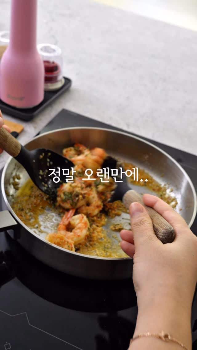 dali_table 게시물 이미지: 초간단 원팬요리 버터갈릭새우덮밥🦐🧄🍛
혼자 있는 저녁 오랜만에 만들어 먹었는데...