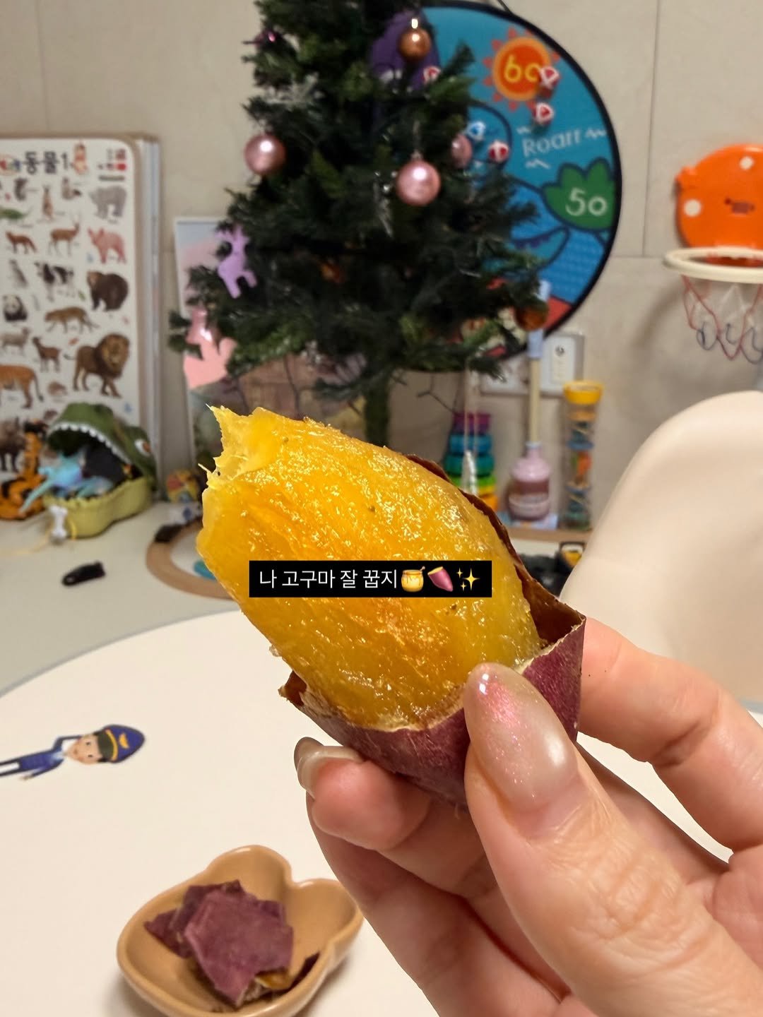 Photo by 달콤🌙 ⎮ Sunyoung Oh on December 28, 2025. May be an image of egg yolk, mango, mangosteen, durian and text that says 'Roart 5o จ 나 고구마 나고구마잘꿈지 잘 꿈지'.