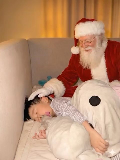 dalkommm.fit 게시물 이미지: 말랑아빠가 방금 만든 영상🎅🏻
Grok ai 앱 깔면 무료로 산타 영상...