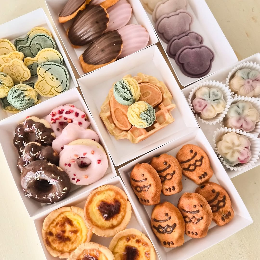 Photo by 다정하고맛있개 강아지케이크|반려동물수제간식|창업클래스 in 다정하고 맛있개. May be an image of coconut macaroon, cake and text.