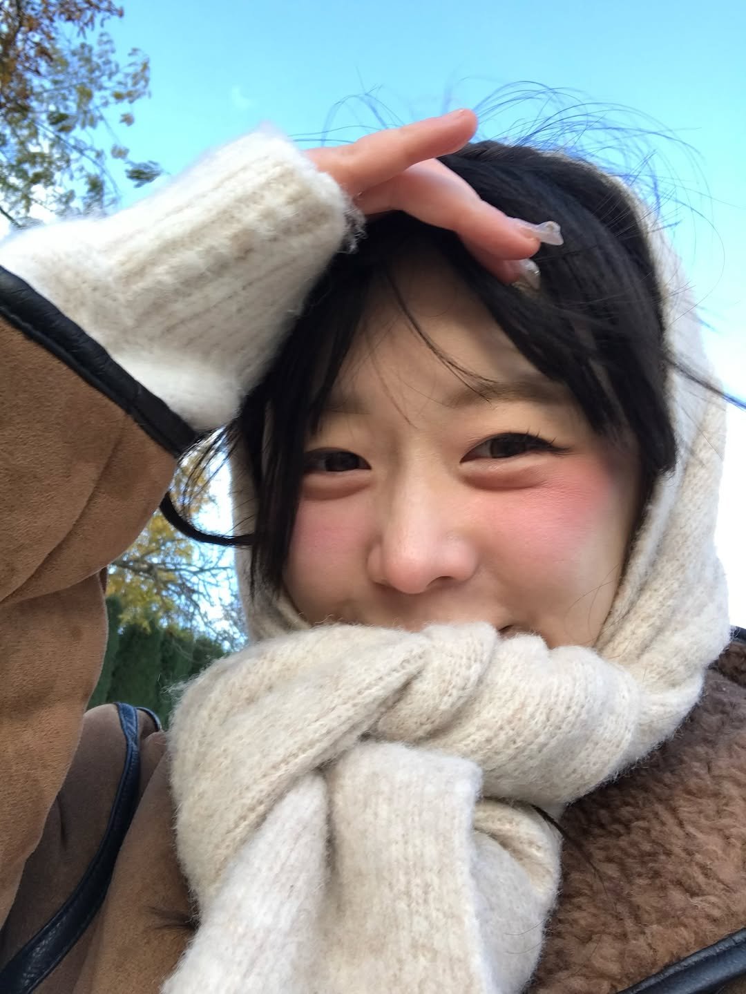 Photo by 단온니 (Dan Only)🌙 on November 21, 2025. May be a selfie of duffle coat, scarf, parka, turtleneck, park and text.