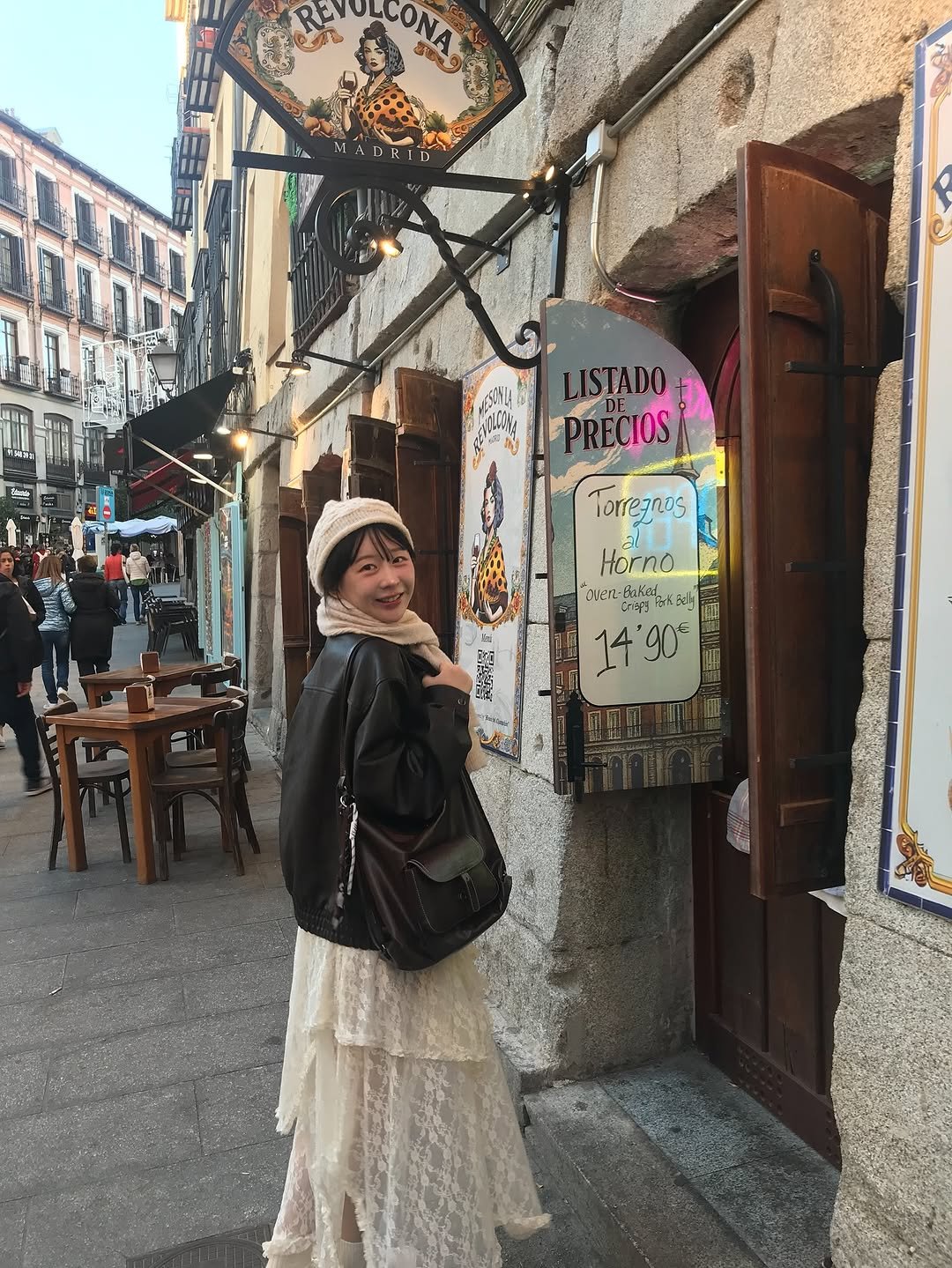 Photo by 단온니 (Dan Only)🌙 on November 19, 2025. May be an image of bowler hat, beret and text.