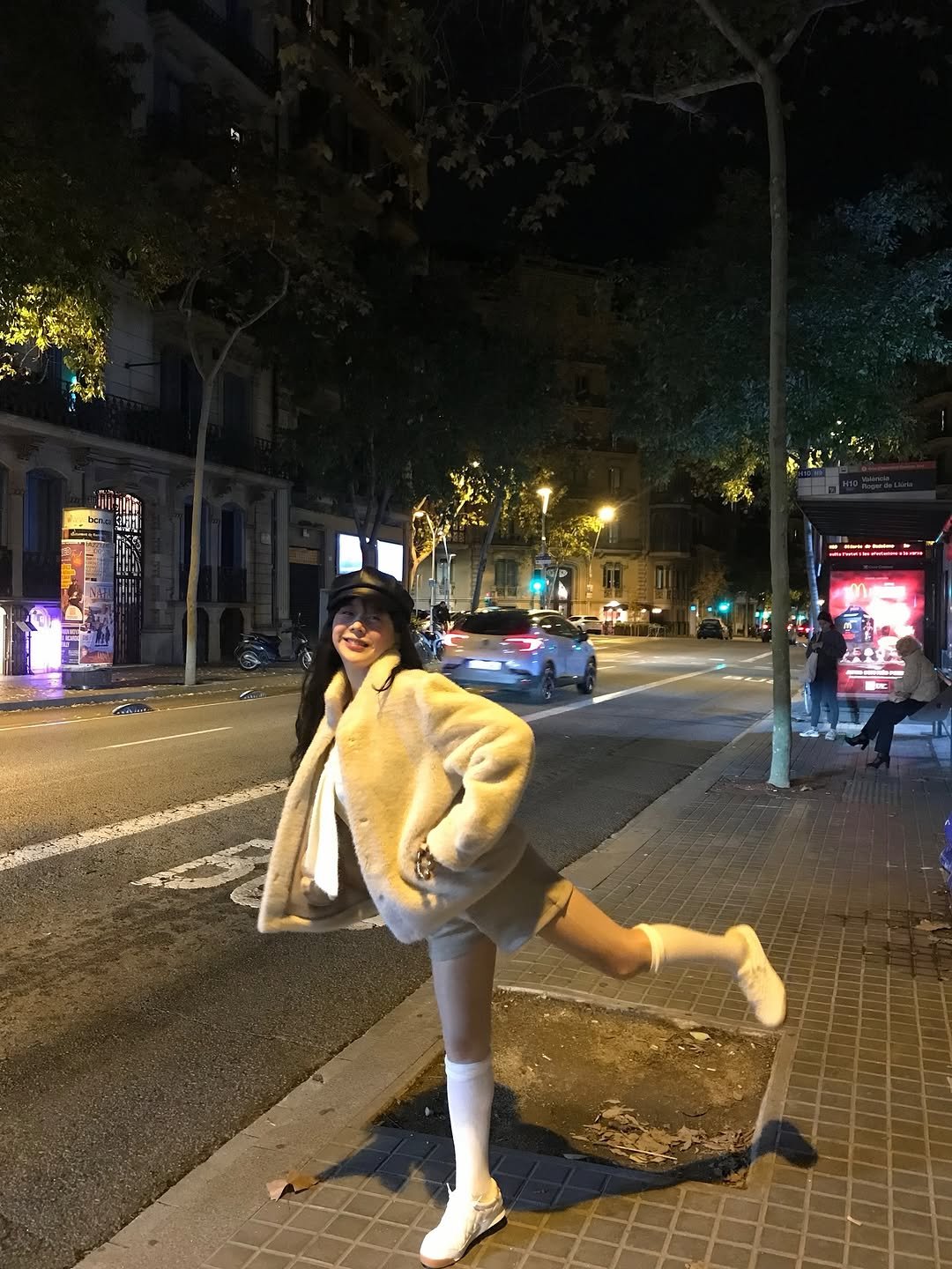 Photo by 단온니 (Dan Only)🌙 on November 16, 2025. May be an image of overcoat, fur coat, goosedown coat, duffle coat, parka, street and text.