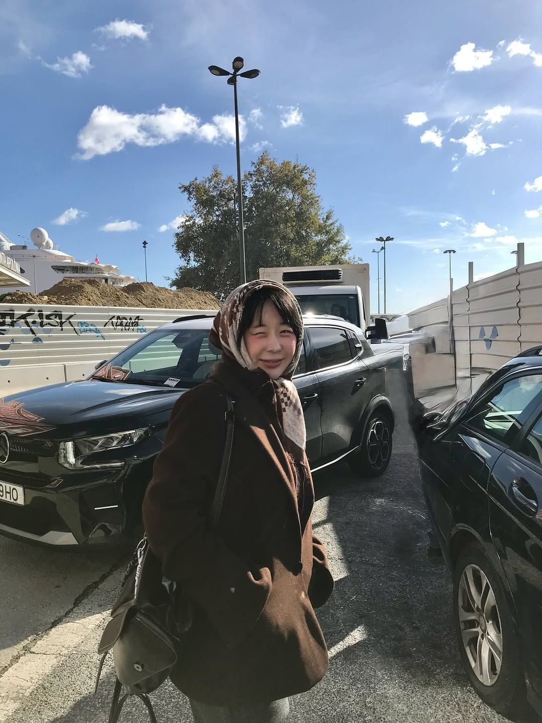 Photo by 단온니 (Dan Only)🌙 on November 26, 2025. May be an image of duffle coat, overcoat, jeep, car, parka, jacket, road and text.