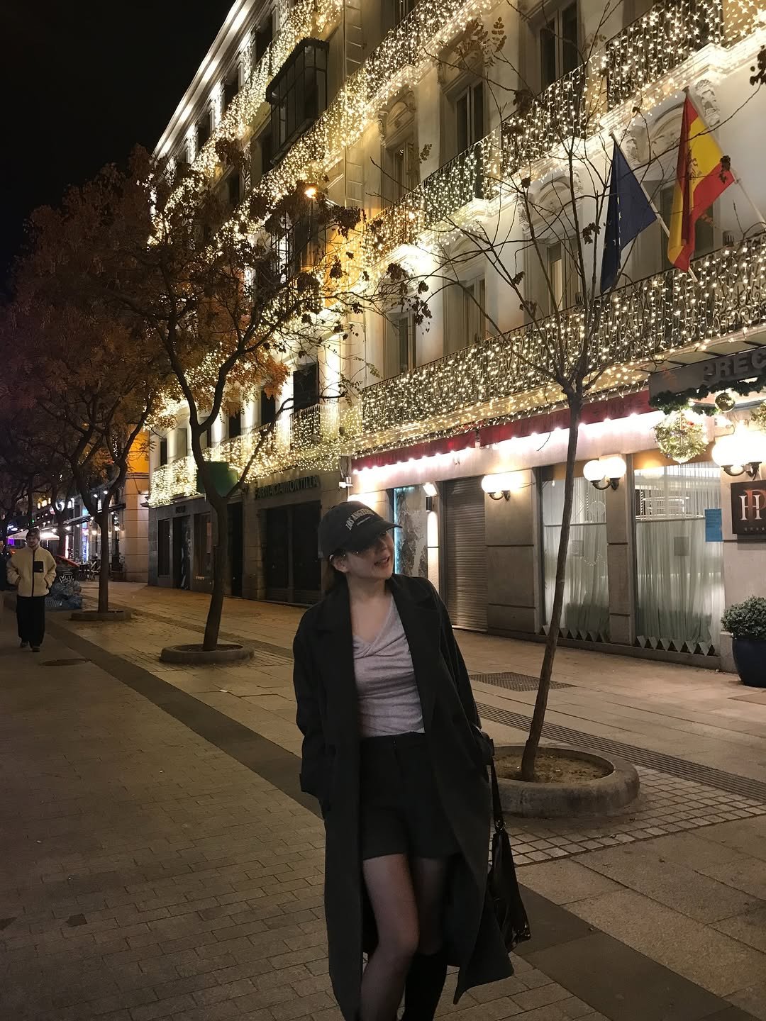 Photo by 단온니 (Dan Only)🌙 on November 19, 2025. May be an image of duffle coat, lighting, overcoat, street, night and text.