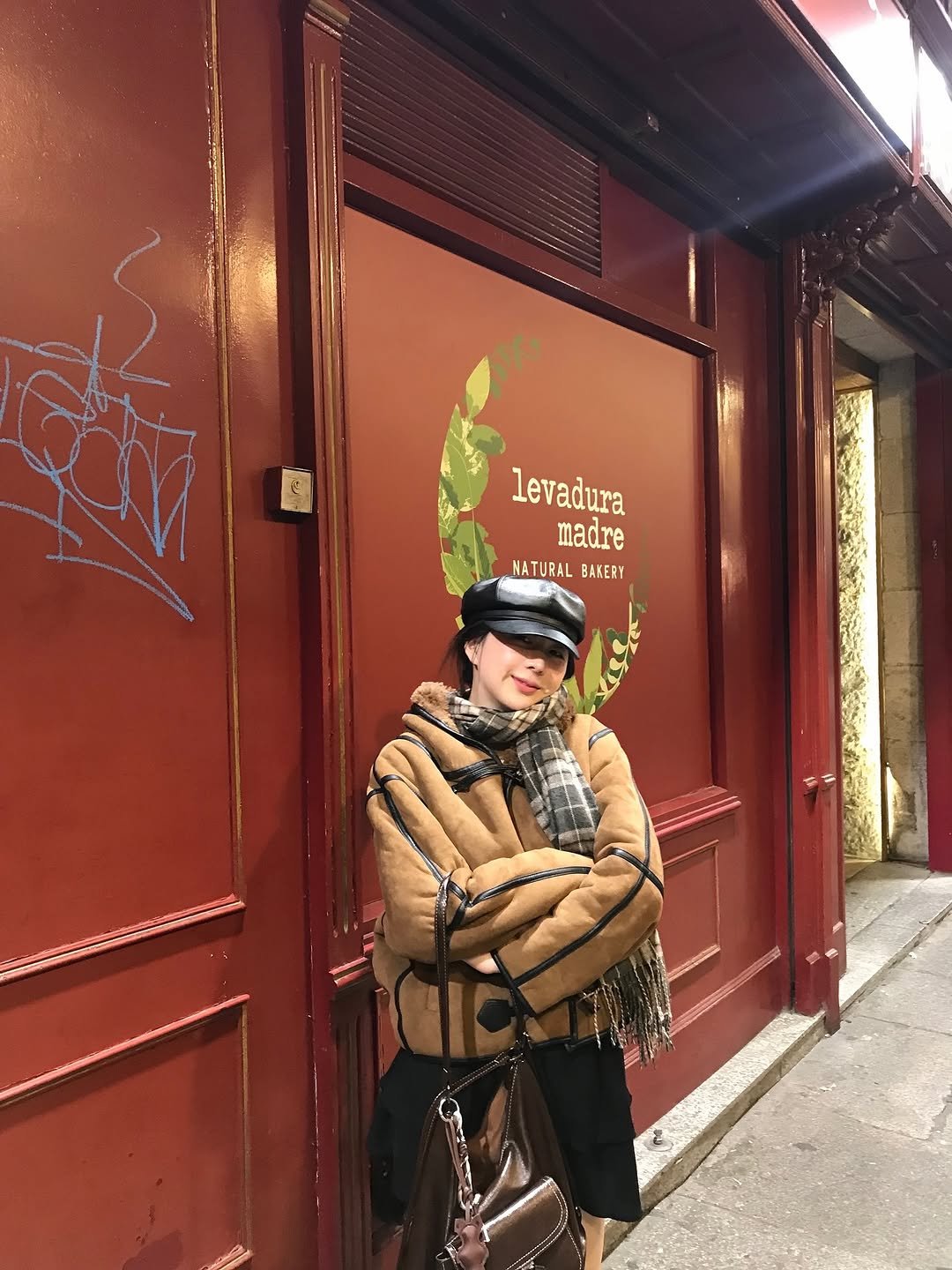 Photo by 단온니 (Dan Only)🌙 on November 18, 2025. May be an image of duffle coat, bowler hat, beret and text that says 'levadura madre NATURALBAKERY HATURAL BAKERY BAKE'.