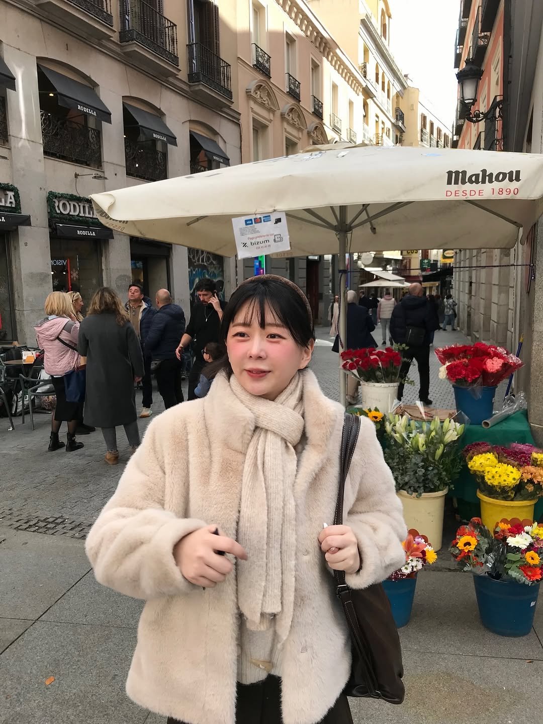 Photo by 단온니 (Dan Only)🌙 on November 20, 2025. May be an image of duffle coat, overcoat, parka, jacket, Piazza di Spagna and text.