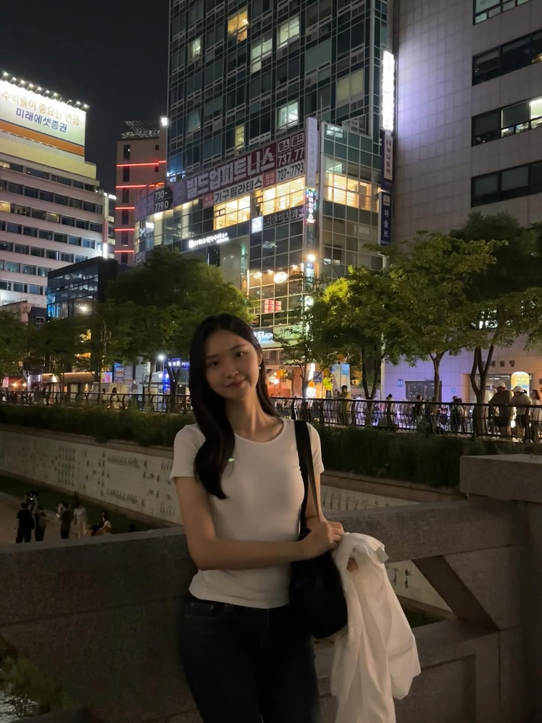 Photo by 다나 | 뷰티 • 이미지 • 자기관리 in 청계천로.