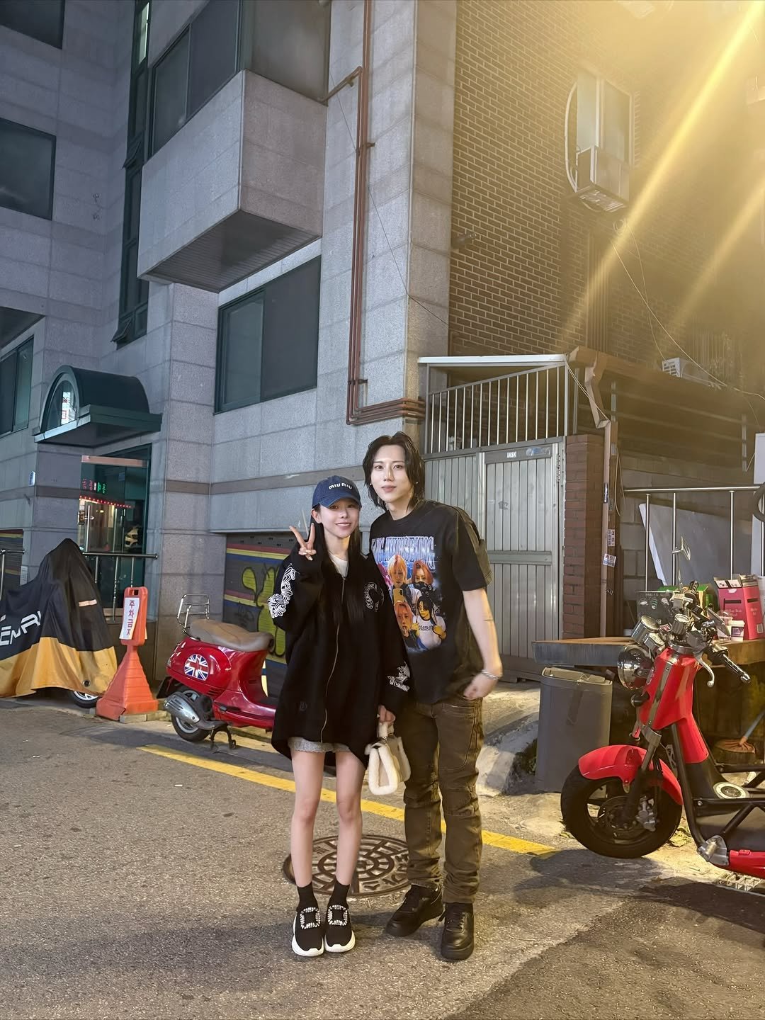 Photo by 단비픽 • ʙᴇᴀᴜᴛʏ ᴛɪᴘ 뷰티그램 on November 23, 2025. May be an image of one or more people, street and text.