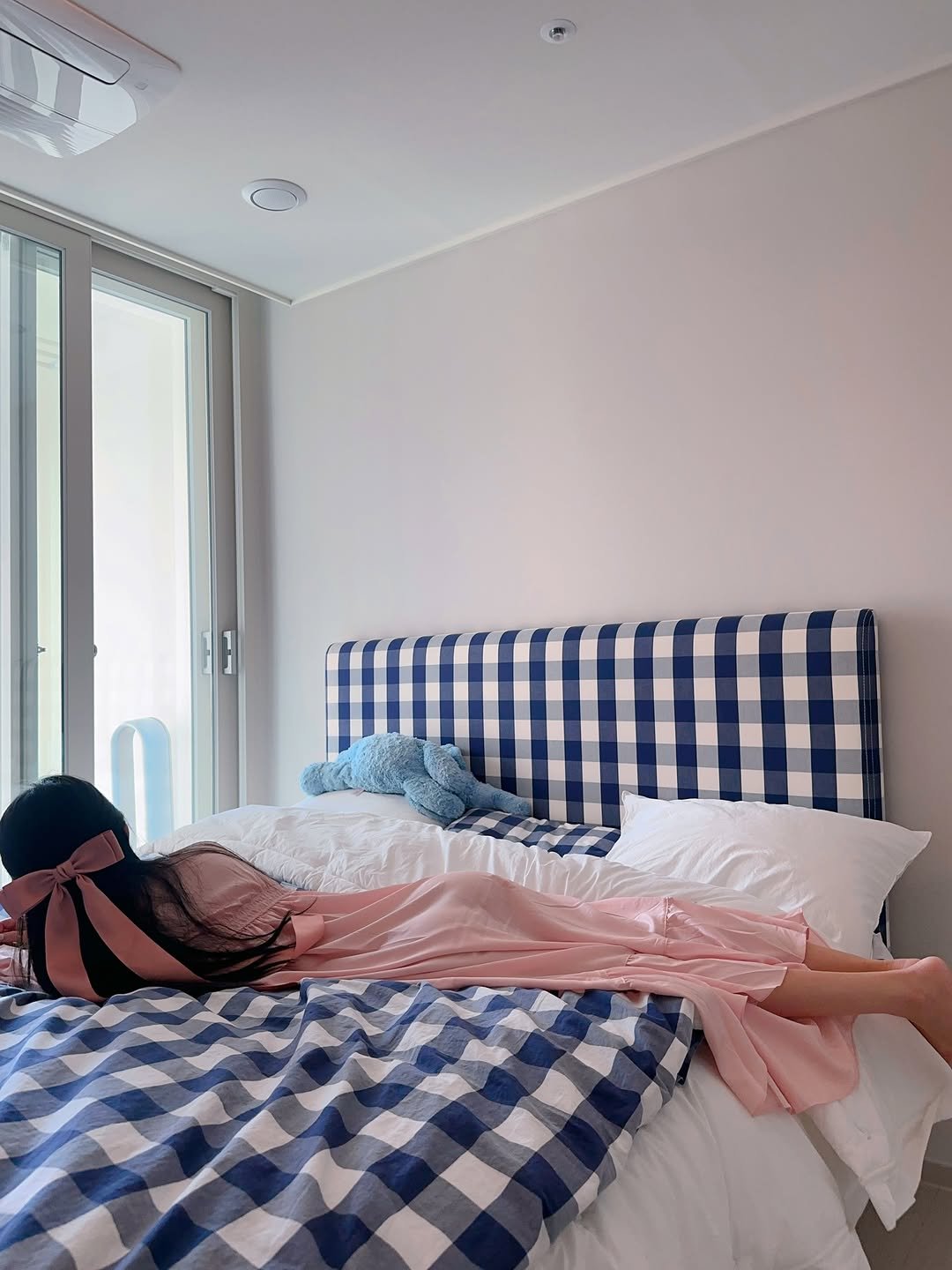 Photo by 단비픽 • ʙᴇᴀᴜᴛʏ ᴛɪᴘ 뷰티그램 on November 20, 2025. May be an image of sleeping, sleepwear, bed, mattress, headboard, bedroom and text.