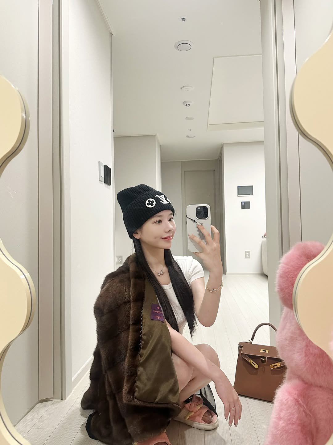 Photo by 단비픽 • ʙᴇᴀᴜᴛʏ ᴛɪᴘ 뷰티그램 on November 25, 2025. May be a selfie of sable coat, hat, duffle coat, parka, mirror, beret and text.